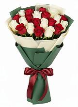 Букет Микс из красных и белых роз в Нагорном