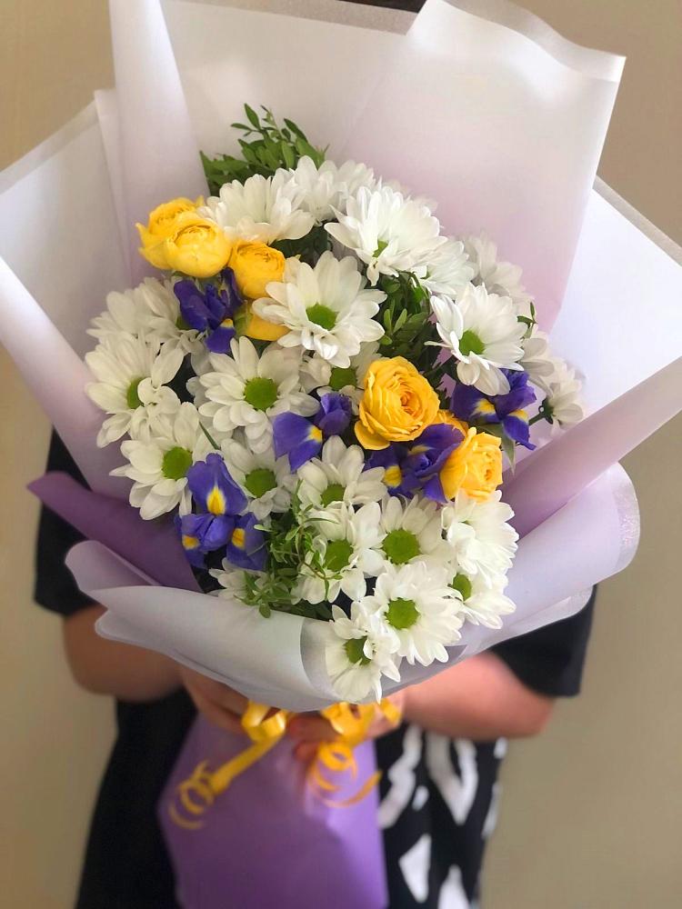 Букет цветов из: Ирисы, Хризантемы и Розы в Нагорном