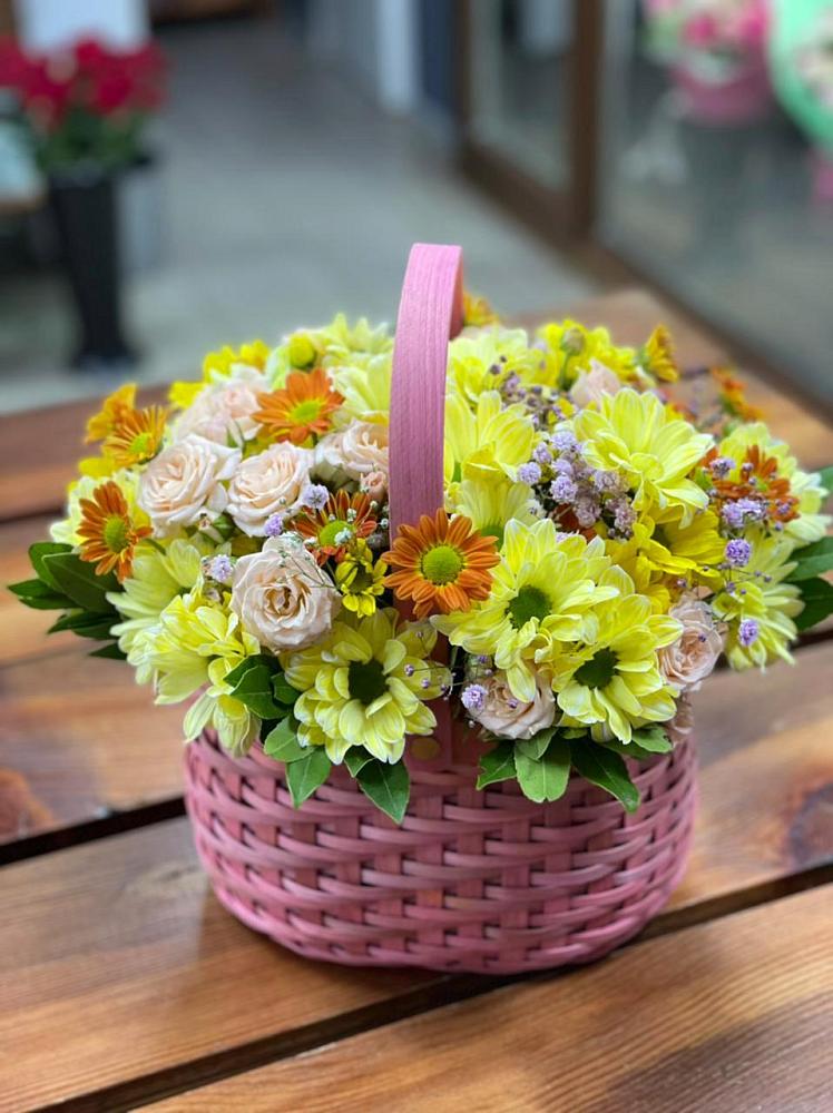 Цветочная композиция из Хризантемы и Розы в корзине в Нагорном