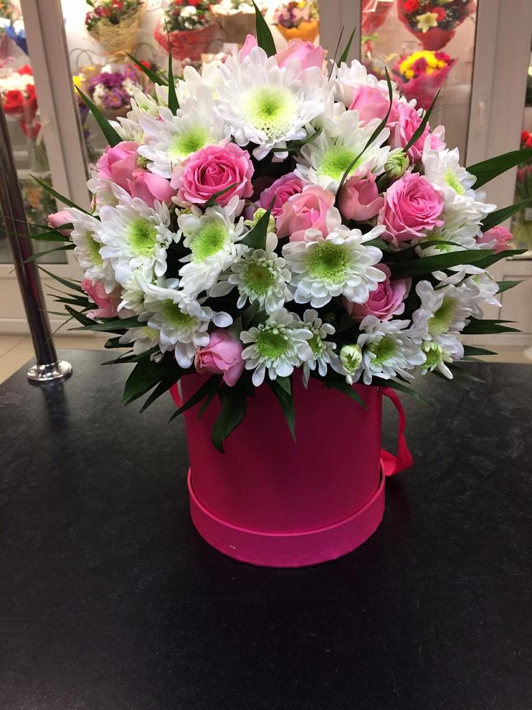 Цветочная композиция из Розы и Хризантемы в шляпной коробке в Нагорном