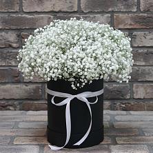 Цветочная композиция из Гипсофила в шляпной коробке в Нагорном
