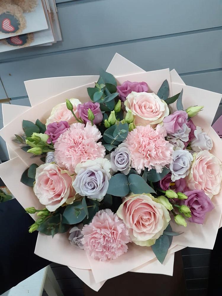 Букет цветов из: Розы, Гвоздики и Лизиантусы в Нагорном